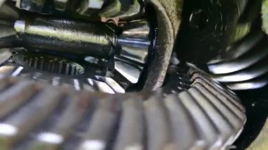 Çelik dişli ile mekanizma. Redüktör iletimi için yağ ile yağlanır. Ekipman ile vites dişli oranı. Motorları ve cihazlarve aygıtlar.