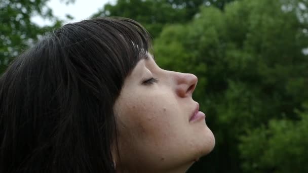 Piękna Dziewczyna Ogląda Spadające Krople Deszczu Chmury Portret Dziewczyny Zbliżenie — Wideo stockowe
