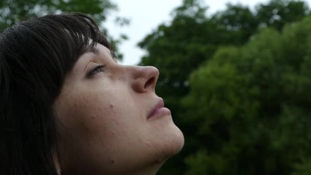 Una Hermosa Chica Está Mirando Las Gotas Lluvia Nubes Que — Vídeos de Stock