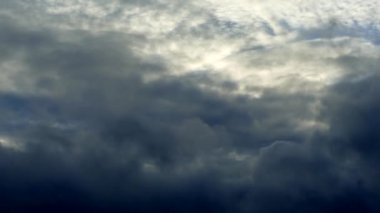 Güzel bulutlar sinek ve hızlı bir şekilde batımında gökyüzünde hareket. Siyah ve gri bulutlar fırtına öncesi sessizlik.