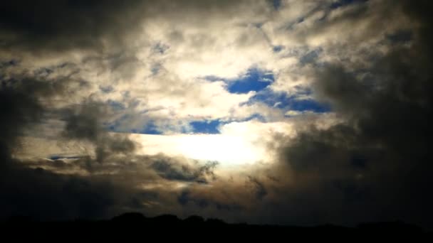 美丽的云彩在日落时飞快地飞过天空 暴风雨前的乌云和灰云 — 图库视频影像