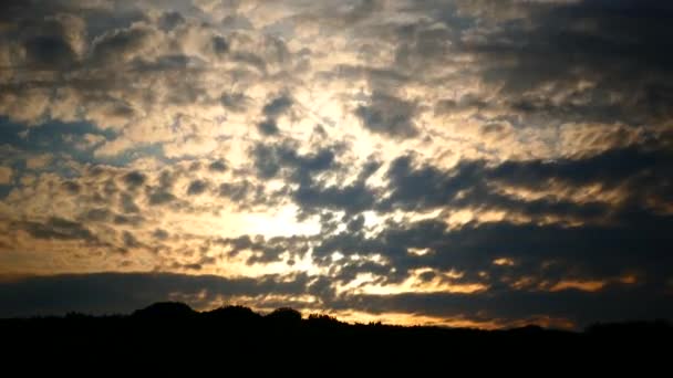 Una Hermosa Puesta Sol Con Nubes Volando Cielo — Vídeos de Stock