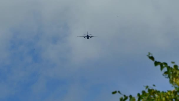 Een militair vliegtuig vliegt in de lucht. — Stockvideo