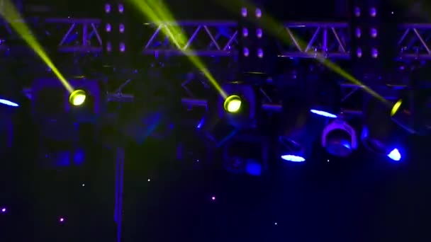 コンサート ステージのスポット ライト ダンス フロアおよびナイトクラブで軽快な音楽 — ストック動画