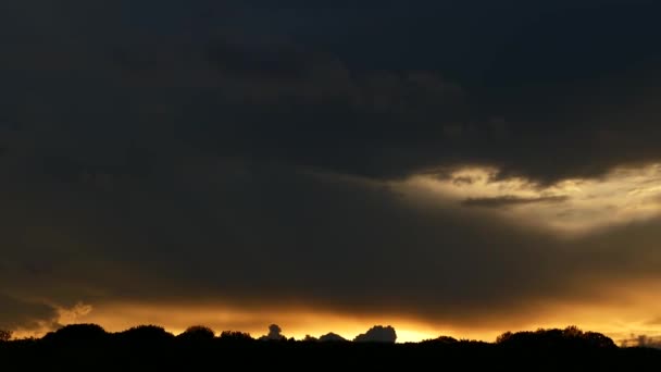 Υπέροχο Ηλιοβασίλεμα Σύννεφα Στον Ουρανό — Αρχείο Βίντεο