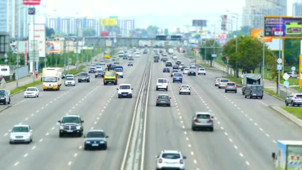 乌克兰 2018年7月 大城市街道上的交通 许多汽车在高速公路上飞驰而去 — 图库视频影像