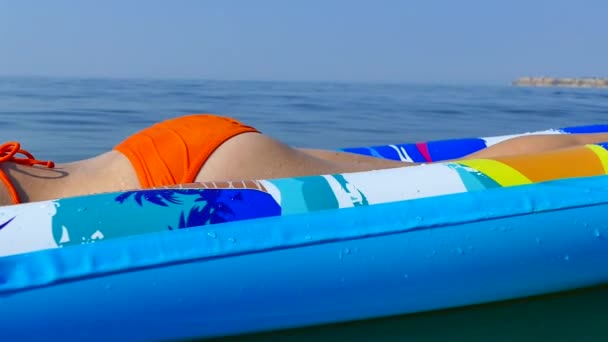 Una Ragazza Riposa Nuota Materasso Gonfiabile Riva Mare Rilassati Sulle — Video Stock