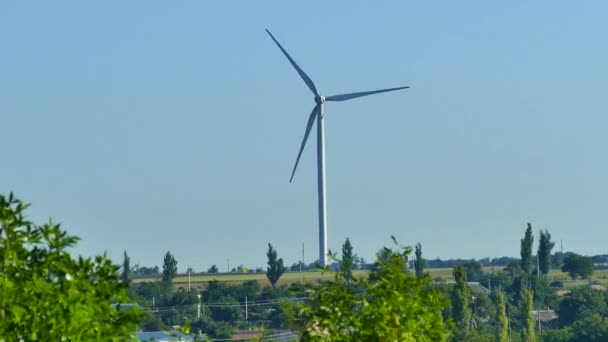風力発電所 操作の風車 緑の代替エネルギー源 風車のブレードが回転しています 自然エネルギー発電 — ストック動画
