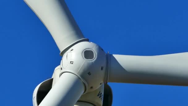 风力发电站 风力涡轮机在运行 绿色替代能源 风车的叶片正在旋转 自然能源的世代 — 图库视频影像