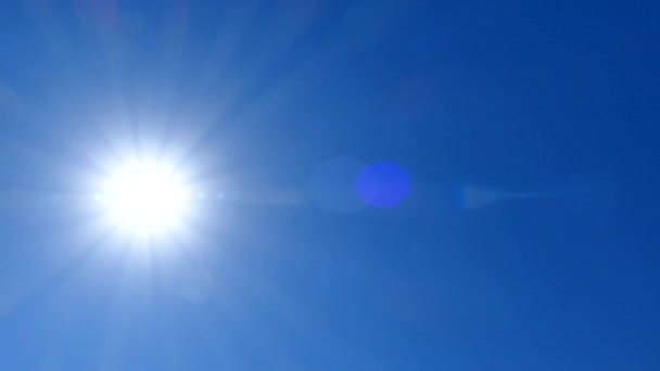 Heldere Brandende Zon Tegen Blauwe Lucht Een Warme Zonnige Dag — Stockvideo