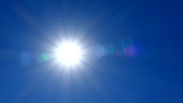 Heldere Brandende Zon Tegen Blauwe Lucht Een Warme Zonnige Dag — Stockvideo