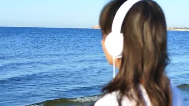 Une Fille Sur Plage Écoutant Musique Sur Casque Détendez Vous — Video
