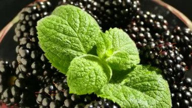 Olgun ve büyük böğürtlenler bir tabakta. Taze orman meyveleri. Doğal vitaminler.. 