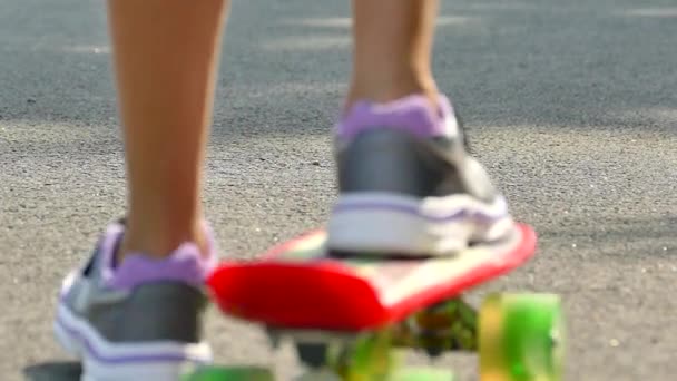 Ein Mädchen Turnschuhen Läuft Auf Einem Penny Board Kind Läuft — Stockvideo