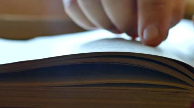 Bir adam kitap okur ve sayfaları karıştırır. Kütüphanede kitap okuyor. Bilimsel materyaller üzerine çalışıyorum. Arşive bakıyorum..