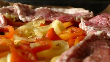 Bir tabak et ve sebze hazırla. Pişirmek için hazırlanmış sebzelerin üzerine bir parça çiğ et yavaşça bırakılır.. 