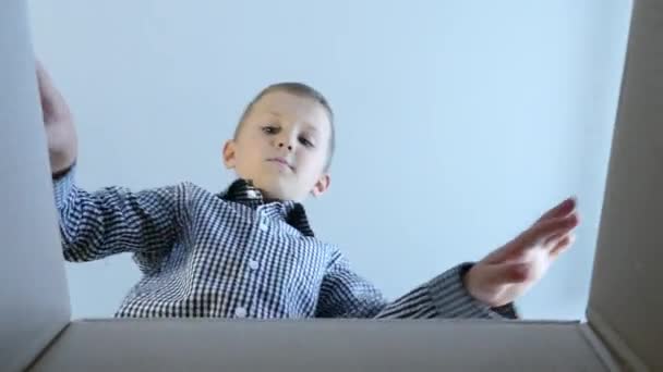 Rapaz Abre Uma Caixa Presentes Emoção Criança Presentes Surpresas Rapaz — Vídeo de Stock