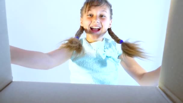 Chica Abre Una Caja Regalos Emoción Del Niño Para Regalos — Vídeos de Stock