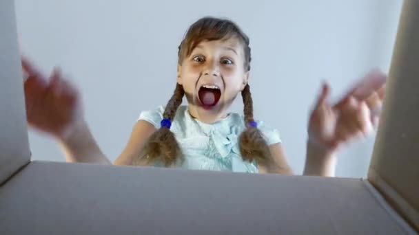 Menina Abrir Uma Caixa Presentes Emoção Criança Presentes Surpresas Menina — Vídeo de Stock