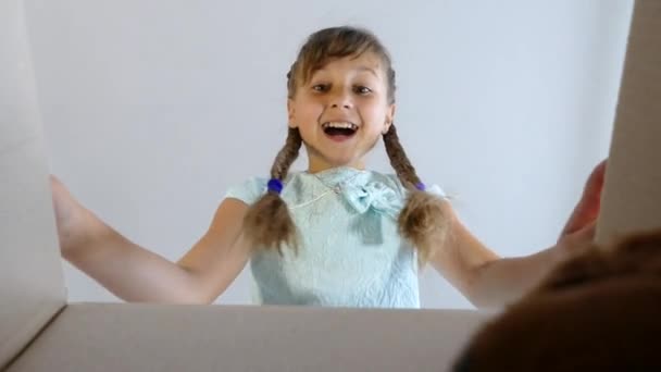 Menina Abrir Uma Caixa Presentes Emoção Criança Presentes Surpresas Menina — Vídeo de Stock