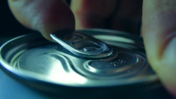 開いた手の形のアルミ缶ドリンク。泡と新鮮な冷たいドリンクを飲みます。金属瓶ビール. — ストック動画