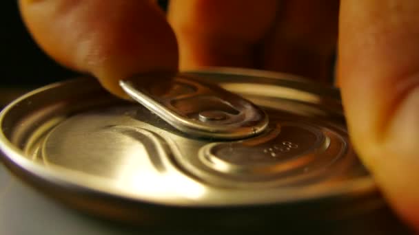 Öppen hand aluminium kan med en drink. Drick en fräsch cool drink med skum. Öl i en metall burk. — Stockvideo