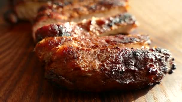 Vágódeszka Feküdt Egy Darab Kész Steak Egy Késsel Villával — Stock videók