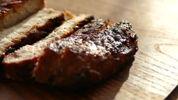 Bitmiş Biftek Bir Parça Kesme Tahtası Üzerinde Yatıyordu Bir Bıçakla — Stok video