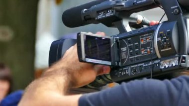 Kameraman kamerayı elinde tutuyor ve bir haber çekiyor. Olay yerinden haberler. Ukrayna, Vinnitsa, Eylül 2018