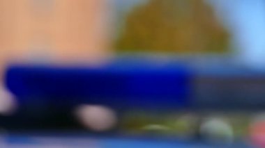 Polis sireni arabanın arkasında yanıp sönüyor..