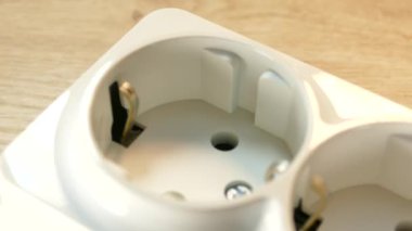 Elektrik prizi prizin içine yerleştiriliyor..