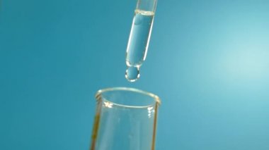 Pipet damla ilaç içine bir tüp. Tıbbi Laboratuar araştırmalarda. Kan testi.