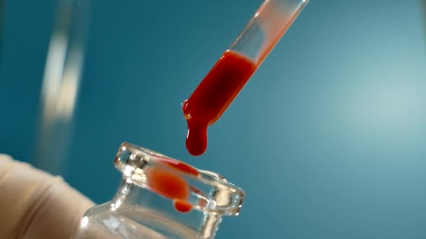 Πιπέτα στάζει το φάρμακο σε έναν σωλήνα δοκιμής. Έρευνες σε ιατρικό εργαστήριο. Εξέταση αίματος. — Αρχείο Βίντεο