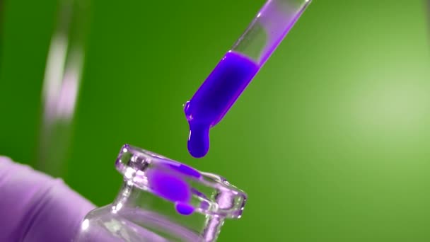 La pipeta gotea el medicamento en un tubo de ensayo. Investigaciones en el laboratorio médico. Análisis de sangre . — Vídeo de stock