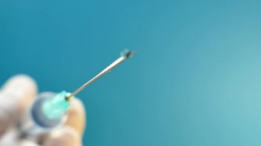 Doktor bir enjeksiyon şırınga hazırlanıyor. İlaç kullanıyor. Aşı. Enfeksiyon. Bölgede karantina.
