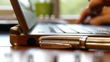 Bir dizüstü bilgisayar evde çalışma. Bilgisayardaki bir metin belgesi metin yazın. Evde Office.