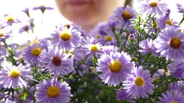 女の子は喜ぶし 花の手引き 美しいフィールド青の花束の贈り物として花します — ストック動画