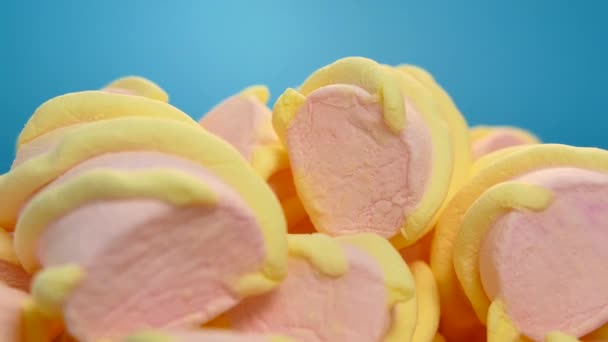 Köstliches Dessert Aus Eibisch Pastellfarben Auf Blauem Hintergrund — Stockvideo