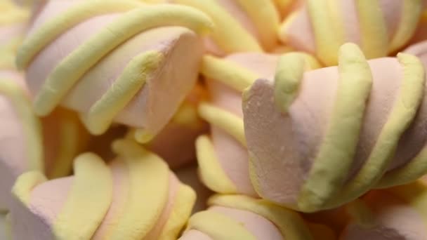 Deliciosa Sobremesa Marshmallow Cores Pastel Fundo Azul — Vídeo de Stock