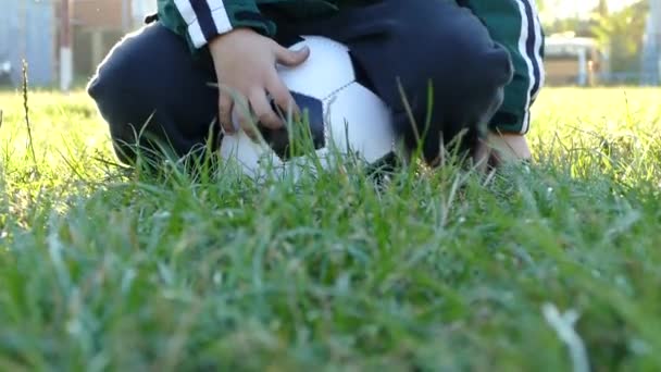 父と息子は ヤードのサッカーでボールを再生します 緑の芝生のゲーム 自然で一緒に幸せな家族 — ストック動画