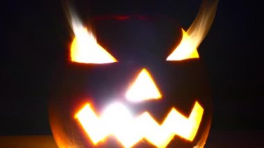 Cadılar Bayramı Balkabağı ile parlayan bir sabah dışarı baş ve yanan mumlar. Cadılar Bayramı kutlama. Korkutucu Kabak duman siyah bir arka plan ile.