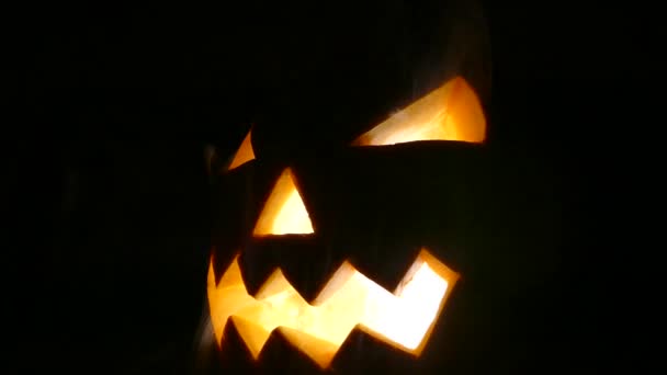 Halloween Kürbis Mit Leuchtendem Kopf Aus Dem Morgen Und Brennenden — Stockvideo