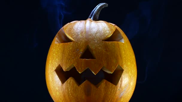 Calabaza Halloween Con Una Cabeza Brillante Mañana Velas Encendidas Celebración — Vídeo de stock