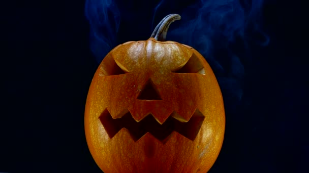 Calabaza Halloween Con Una Cabeza Brillante Mañana Velas Encendidas Celebración — Vídeo de stock