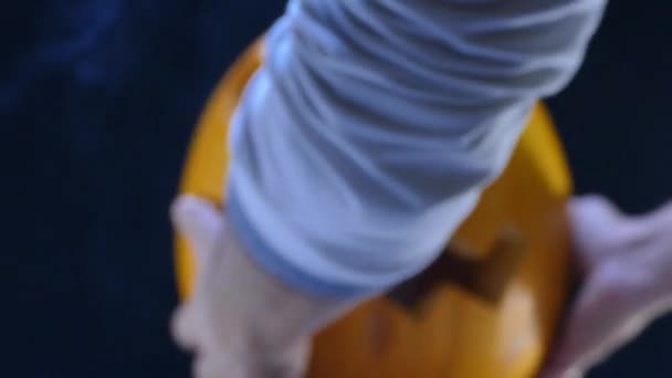 Citrouille Halloween Avec Une Tête Brillante Matin Des Bougies Allumées — Video