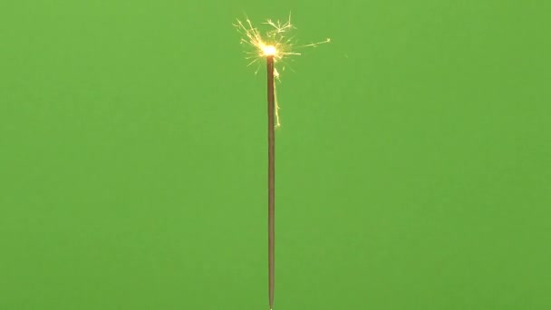 Sparkler e fuochi d'artificio su sfondo verde. Anno nuovo e congratulazioni. Sparks and Bengal Fire. Luci festive . — Video Stock