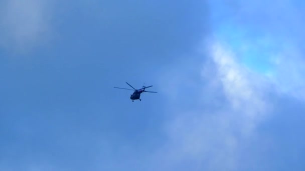 Et helikopter flyr mot himmelen. Luftfartøyer . – stockvideo