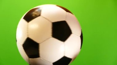 Futbol topu yeşil bir arka plan üzerinde dönüyor. Spor oyun Soker. Şampiyonlar Ligi. Dünya Şampiyonası. Hedef geçite.