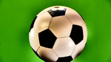 Futbol topu yeşil bir arka plan üzerinde dönüyor. Spor oyun Soker. Şampiyonlar Ligi. Dünya Şampiyonası. Hedef geçite.