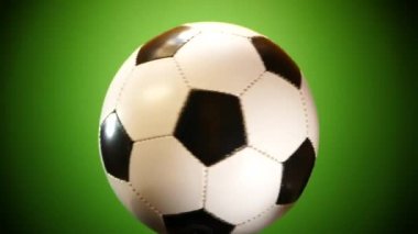 Futbol topu yeşil bir arka plan üzerinde dönüyor. Spor oyun Soker. Şampiyonlar Ligi. Dünya Şampiyonası. Hedef geçite.